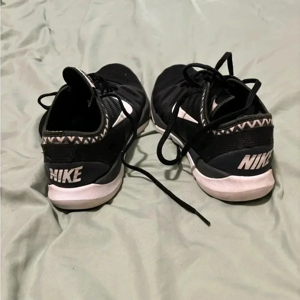 NIKE women’s black and white nike with chevron lining size 8 gently worn